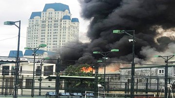 Cháy lớn gần điểm phát vé chung kết AFF Cup, cột khói bốc hàng chục mét