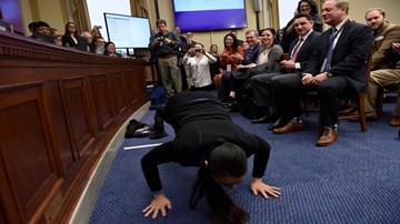 Bốc thăm chọn văn phòng, nghị sĩ Mỹ dùng hàng loạt các 'nghi thức cầu may'