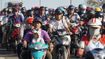 Nghìn người 'chôn chân' do kẹt xe suốt 3 giờ ở cửa ngõ Sài Gòn