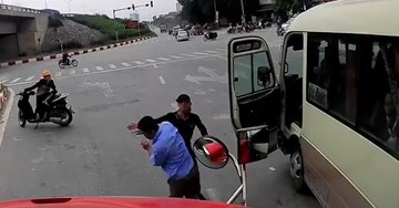 Xe khách liên tục tạt đầu, vượt ẩu gặp ngay tài xế xe ben 'cứng'