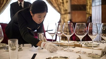 'Đột nhập' trường đào tạo quản gia, người hầu cho các tỷ phú Trung Quốc