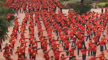 1145 học sinh Hà Nội hát vang 'Việt Nam ơi' cổ vũ tuyển Việt Nam vô địch