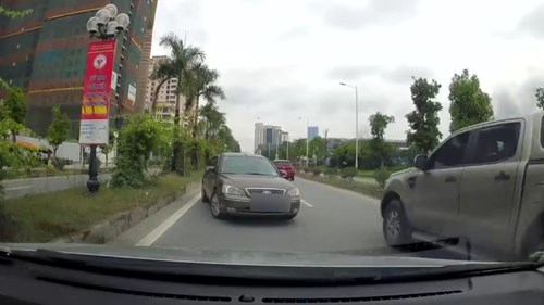 Ô tô đi ngược chiều bị ép lùi hàng trăm mét trên đường Hà Nội