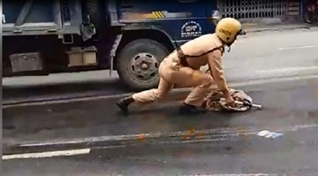Hình ảnh CSGT lau dầu loang trên đường đốn tim dân mạng