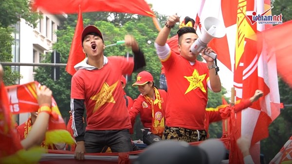 Bóng chưa lăn, Hà Nội đã nhuộm đỏ màu cờ và tiếng hô Việt Nam vô địch