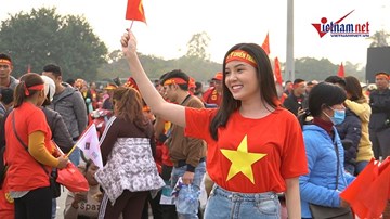 Nữ cổ động viên đẹp như hoa hậu đến Mỹ Đình cổ vũ chung kết AFF Cup