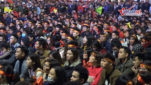 Du khách nước ngoài ngỡ ngàng trước không khí bóng đá ở Việt Nam