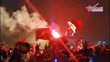 Hà Nội bừng sáng giữa đêm, triệu con tim hân hoan mừng Việt Nam vô địch