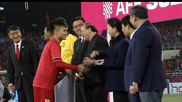 Quang Hải nhận đồng thời 2 giải thưởng danh giá của AFF Cup