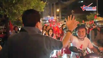 Muôn kiểu người Sài Gòn ăn mừng Việt Nam lên ngôi tân vương Đông Nam Á