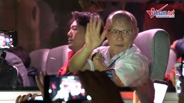 Tuyển Việt Nam rạng rỡ vẫy chào người hâm mộ trước khi rời Mỹ Đình