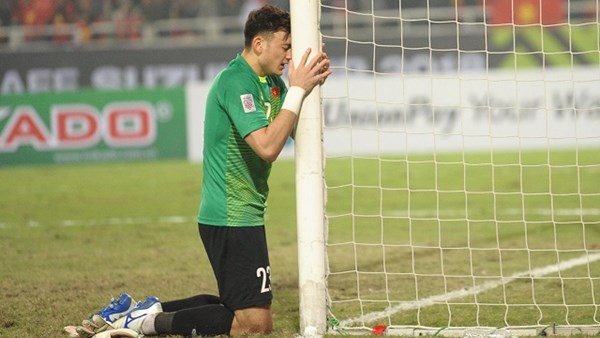 Đặng Văn Lâm ôm khung thành khóc nức nở khi Việt Nam vô địch AFF Cup 2018
