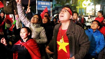 CĐV vây kín khách sạn La Thành chờ đón thầy Park và tuyển VN