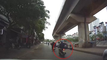 Không quan sát, lái xe máy 1 tay và cái kết khiến nhiều người 'phát điên'