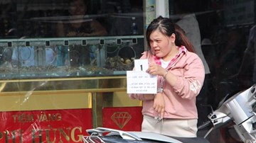 “Nữ quái” một mình vào cướp tiệm vàng ở Bình Dương