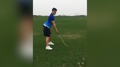 Thủ môn Đặng Văn Lâm tạo dáng đánh golf hài hước