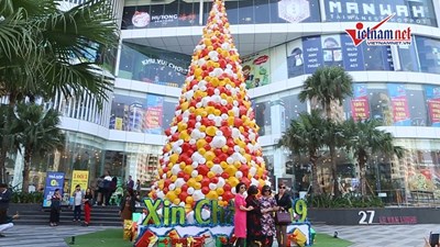 2.000 chiếc nón lá tạo thành cây thông Noel cao hàng chục mét ở Hà Nội