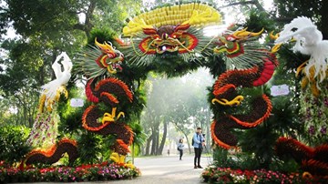Cổng rồng phượng khổng lồ làm từ trăm kg hoa và trái cây tươi
