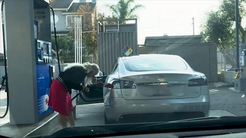 Bi hài cảnh cô gái tóc vàng quyết đổ xăng cho ô tô điện
