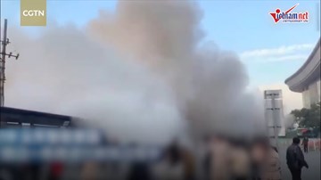 Tòa nhà bất ngờ đổ sập, người dân chạy toán loạn