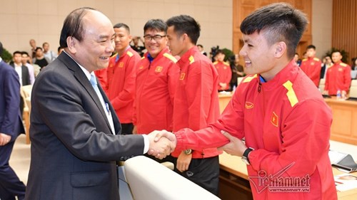 Thủ tướng trao huân chương cho những nhà vô địch VFF Cup 2018