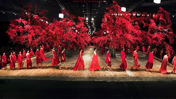 Những sân khấu trình diễn đẹp như 'Tây' của NTK Đỗ Mạnh Cường