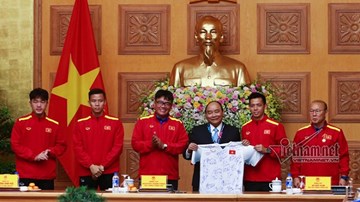 Thầy trò HLV Park Hang Seo tặng Thủ tướng món qùa đặc biệt