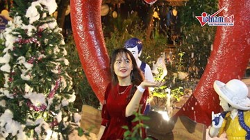 Hà Nội rộn rã đón Giáng sinh, nữ sinh tạo dáng dưới tuyết rơi như trời Âu