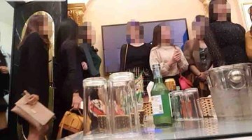 'Chân dài' ẩn mình, dàn karaoke mờ ám trong nhà hàng ở làng biệt thự