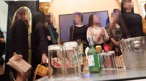 'Chân dài' ẩn mình, dàn karaoke mờ ám trong nhà hàng ở làng biệt thự