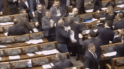 Cận cảnh các nghị sĩ Ukraina lao vào đánh nhau khi đang họp Quốc hội