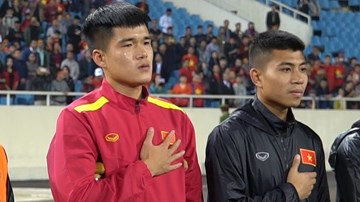 Lục Xuân Hưng chống nạng buồn rầu, rơi nước mắt chia tay ASIAN CUP 2019