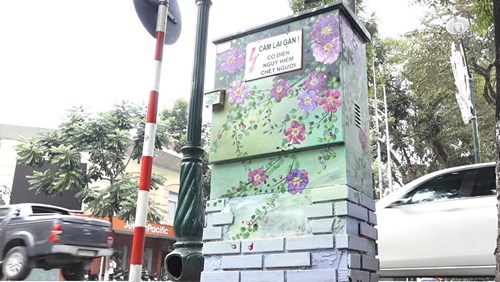 Hàng loạt tủ điện ở Hà Nội 'nở hoa' rực rỡ sắc mầu đón tết