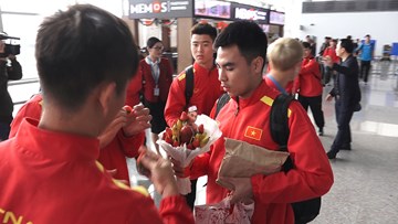 Fan nữ tặng Đức Huy hoa dâu tây bị đồng đội ‘xử’ trước khi sang Quatar