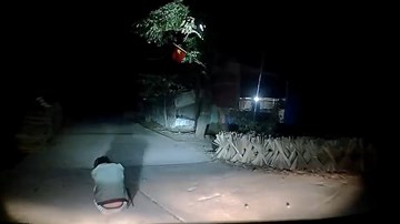 Người đàn ông ngồi giữa đường lúc 2 rưỡi sáng khiến tài xế ô tô hú vía