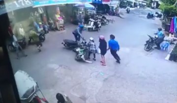 Tên cướp tăng ga bỏ chạy va phải xe máy của 2 cô gái và cái kết đắng