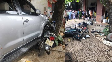 Ô tô 'điên' tông hàng loạt xe máy, lao vào nhà dân khiến 1 người tử vong