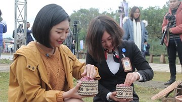 Thiếu nữ Hà Thành hào hứng đi chơi chợ phiên vùng cao ngay tại Thủ đô