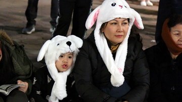 Hà Nội: Hàng nghìn người đổ về phố đi bộ chào đón năm mới 2019