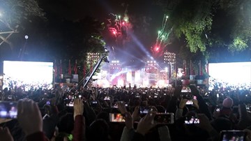 Biển người vỡ òa trước khoảnh khắc đếm ngược sang năm 2019