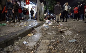 Sau đêm hội chào 2019, rác lại ngập trắng đường quanh phố đi bộ Hồ Gươm