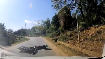 Phượt thủ ôm cua tốc độ cao và cái kết oan gia