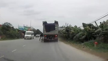Cú đánh lái kịp thời của 2 tài xế cứu mạng ‘hung thần ngủ gật’