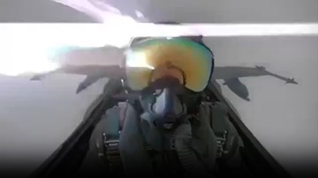 Phi công bị sét đánh trúng khi đang bay