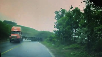 Quảng Ninh: Container ‘giật mình’ văng đuôi ngang đường như phim hành động