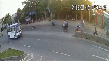 Sang đường kiểu tự sát, người đàn ông bị đâm văng hàng chục mét