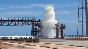 Tại sao NASA phóng gần 2 triệu lít nước lên trời cao như 'sóng thần'?