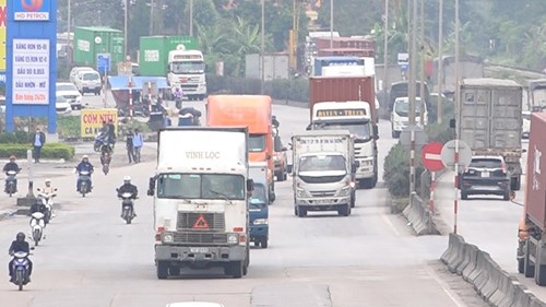 Xe container đua nhau lấn đường, vượt ẩu trên Quốc lộ 5