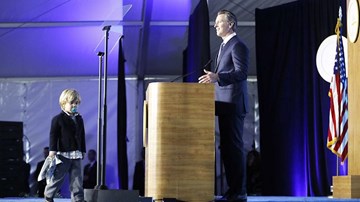 Con trai đáng yêu náo loạn phát biểu đầu tiên của thống đốc California