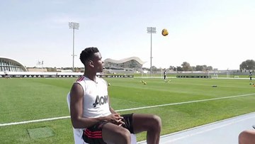 Pogba đánh gót cực đỉnh lúc đang ngồi phỏng vấn MU